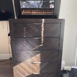 Dresser Tall Wooden 5 Drawers w/ mirror & place to put jewlrey DELCO $160 MUST P/U 19082