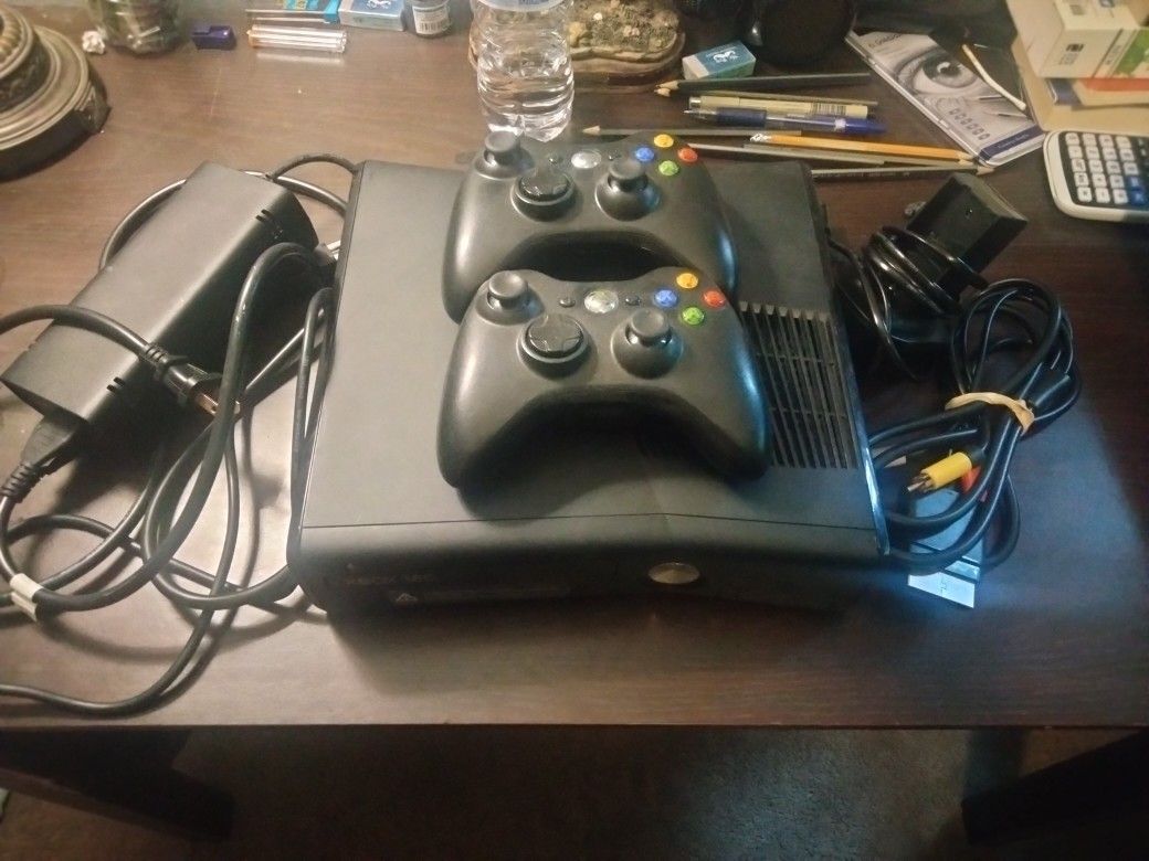 Xbox 360 W/Charging Deck & Game