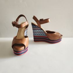 Gianni Bini 4" Wedge Size 7M