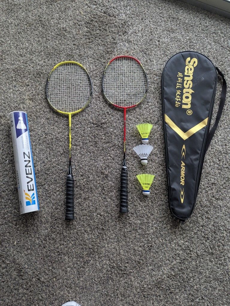 Senston Badminton Rackets with Feather Shuttlecocks