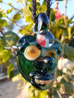 Glass pendant (necklace)