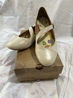 Born Women’s Size 11 Ivory Leather Mary Jane Flats