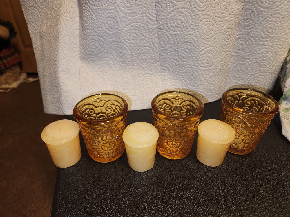 Set off 3 vintage Margold voltive handle holders.
With candles