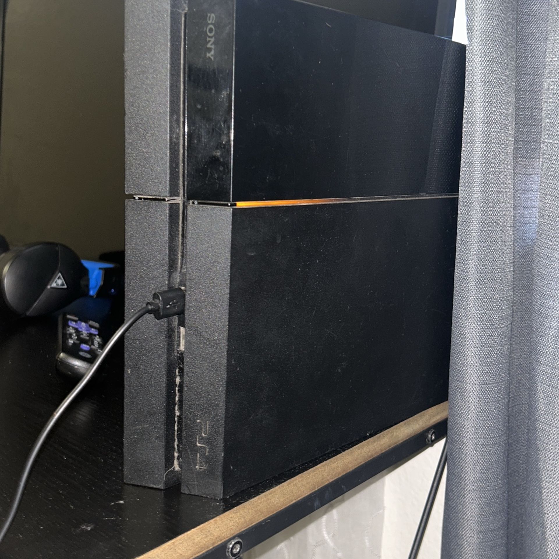 Playstation 4 Original And 3 Controllers (comes With Wires And Charger)
