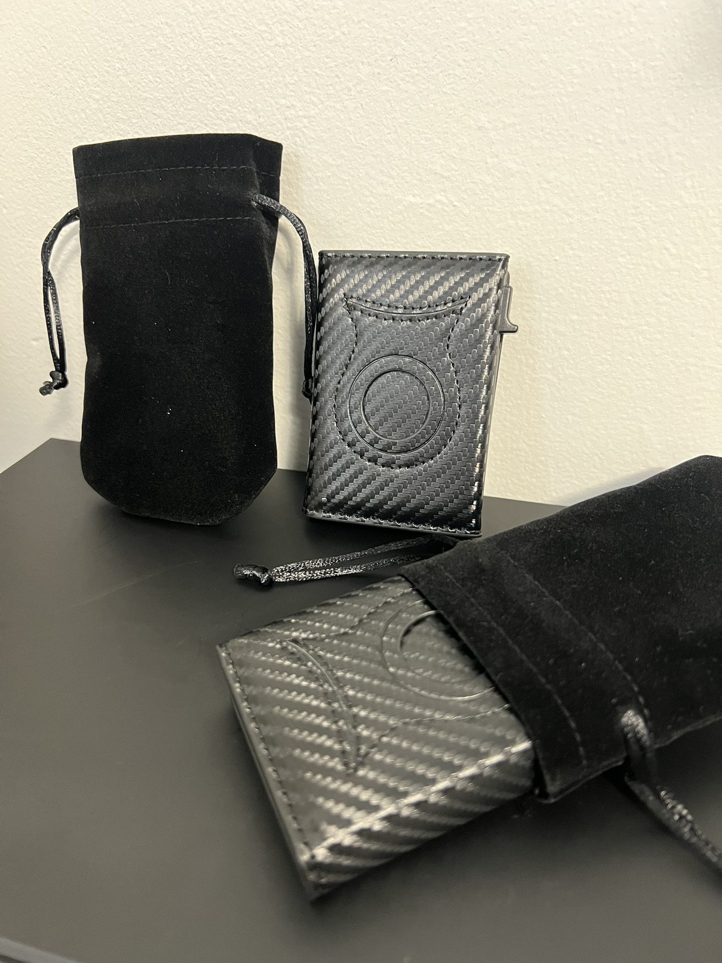 Carbon Fiber Card Holder – Velvet Gift Pouch Included | Tarjetero con textura de fibra de carbono