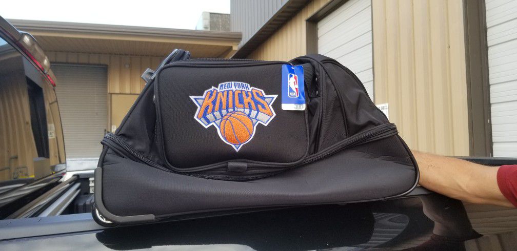 New York Knicks 27" Wheeled Duffle Roller Bag MSRP $159.99