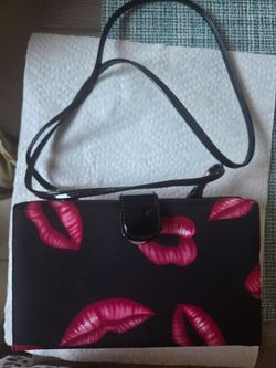 Purse for woman black with red lip prints