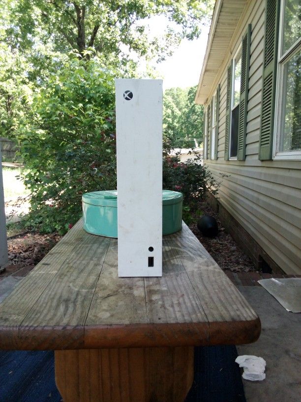 We Have This Game For 1 Year Now Is In Good Condition Butttt The Back HDMI Cord Piece Is Chip We Will Resell For 75 Buck