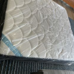 KING Dreamcloud Premier Mattress - Like new! 