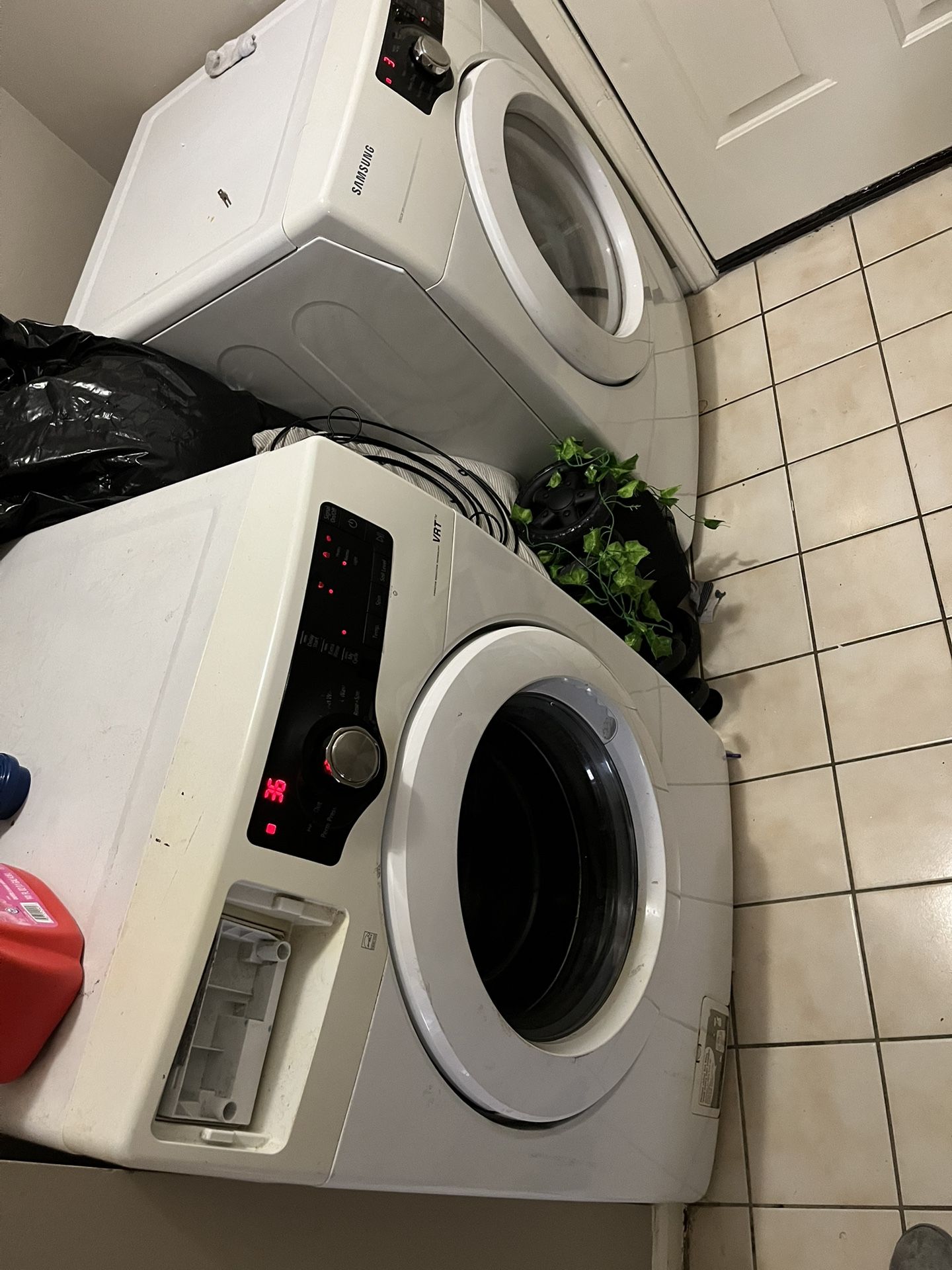 White Washer And Dryer