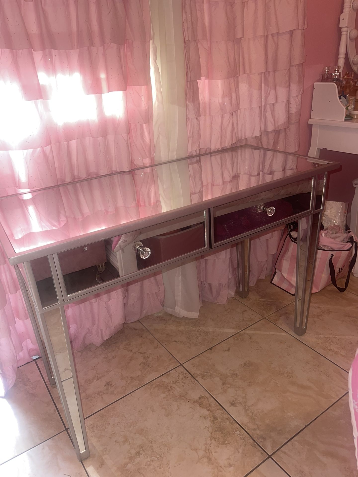 Vanity mirror Table In Great Condition
