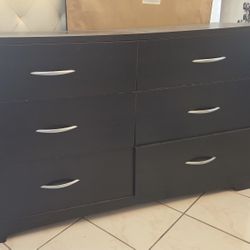 FREE brown dresser + nightstand in good condition (Aventura)