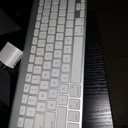 Apple Keyboard 