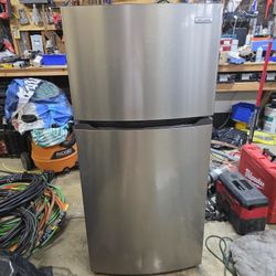 Apartment Size Refrigerator 