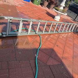 Escalera de 32 de fibra de vidrio casi nueva muy barata