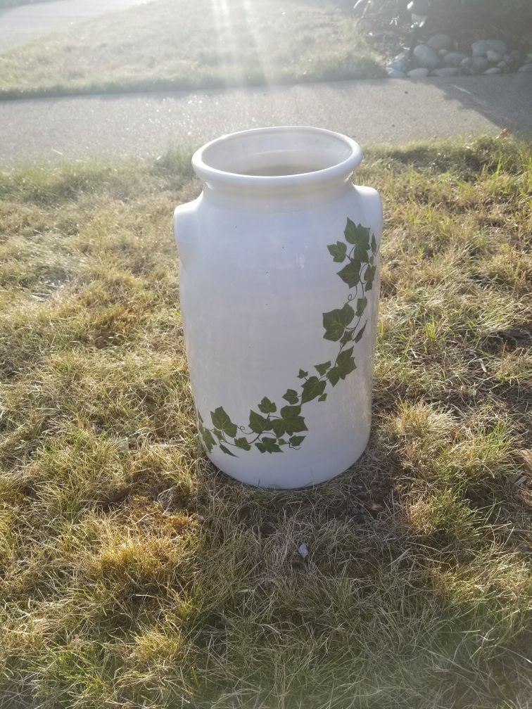 Ceramic Ivy Milk Can