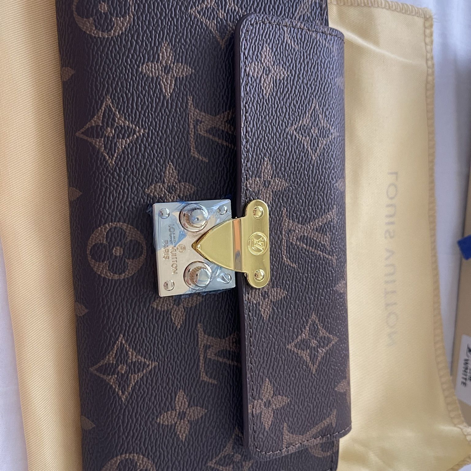 Louis Vuitton Wallet For Women for Sale in Honolulu, HI - OfferUp