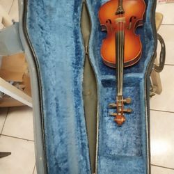 Vintage 1955 Suzuki #11 Violin With Case. 