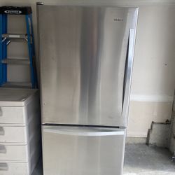 Like new whirlpool refrigerator in perfect condition. WRB322DMBM.