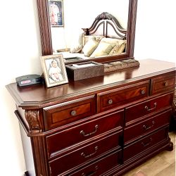 Stunning Like New Broyhill Bedroom Set