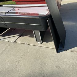 Air hockey table