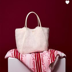 VICTORIA'S SECRET

Cozy-Fleece Blanket and Faux-Fur Tote

Duo