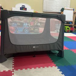 4moms Breeze Playard / Pack N Play – Excellent Condition