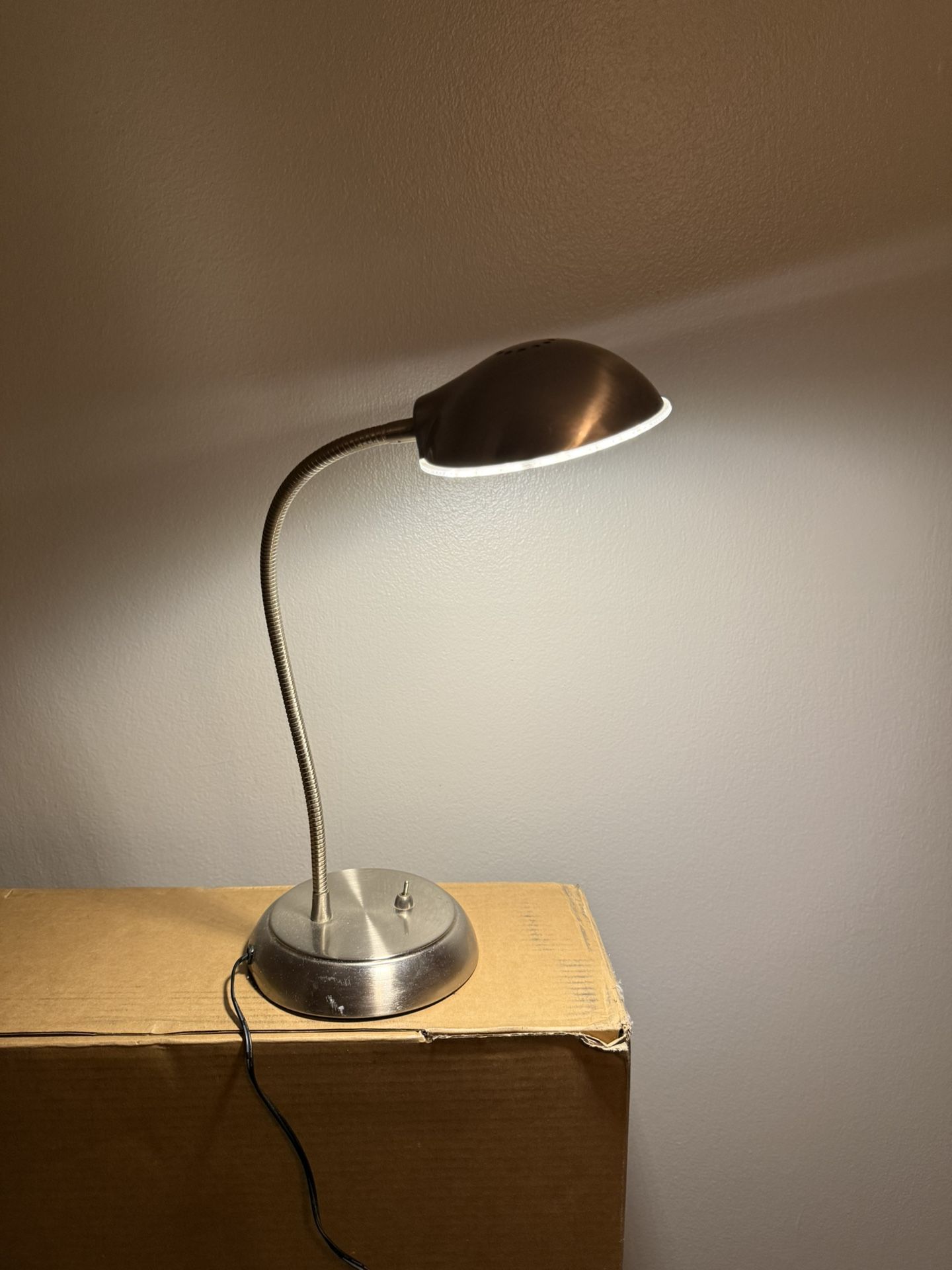 Desk lamp