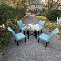 Dinette set 4  chairs / Table With glass Top