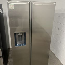 ✔️ New Samsung side by side refrigerator (scratch/dent hard to show on pic) 