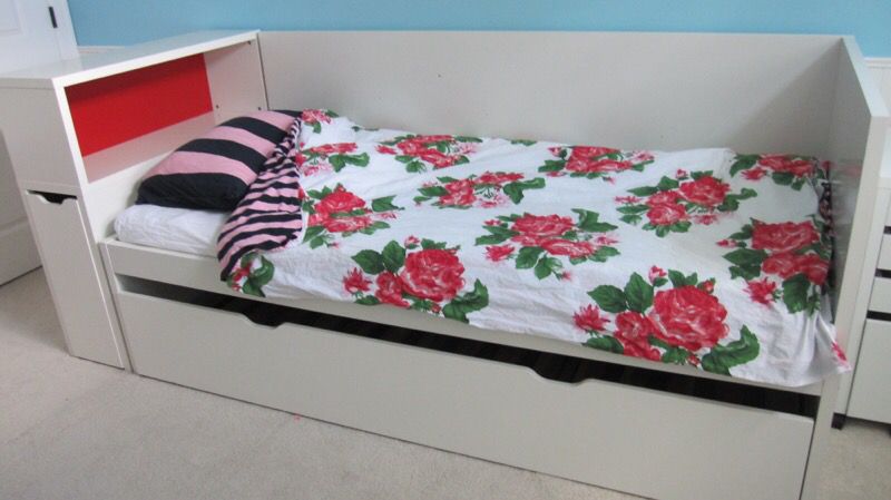 boerderij logboek papier Ikea ODDA day bed with headboard storage unit and trundle for Sale in  Bellevue, WA - OfferUp