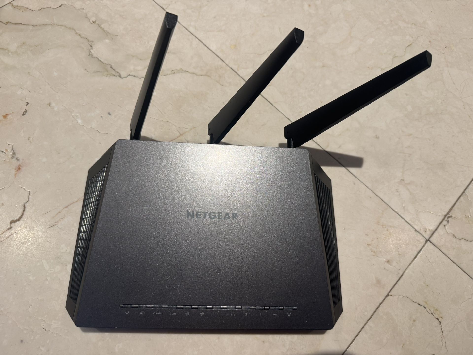 NETGEAR Nighthawk AC1900 Smart WiFi Router (R7000).