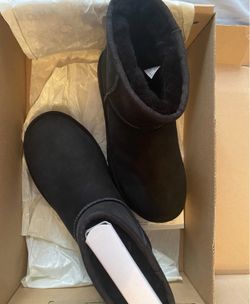 Ugg, Classic , Black And Size 7