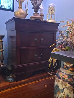 Very nice 2 2 drawer table