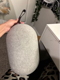 Oculus quest two and it comes with the remotes.