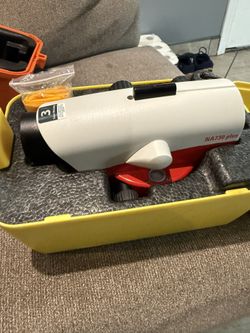 Leica Geosystems NA730 Plus 30X Auto Level - MINT CONDITION -
