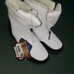 Size 8 New Women's Snow Boots