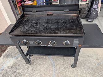 Blackstone 4-Burner Griddle with diamond plate lid