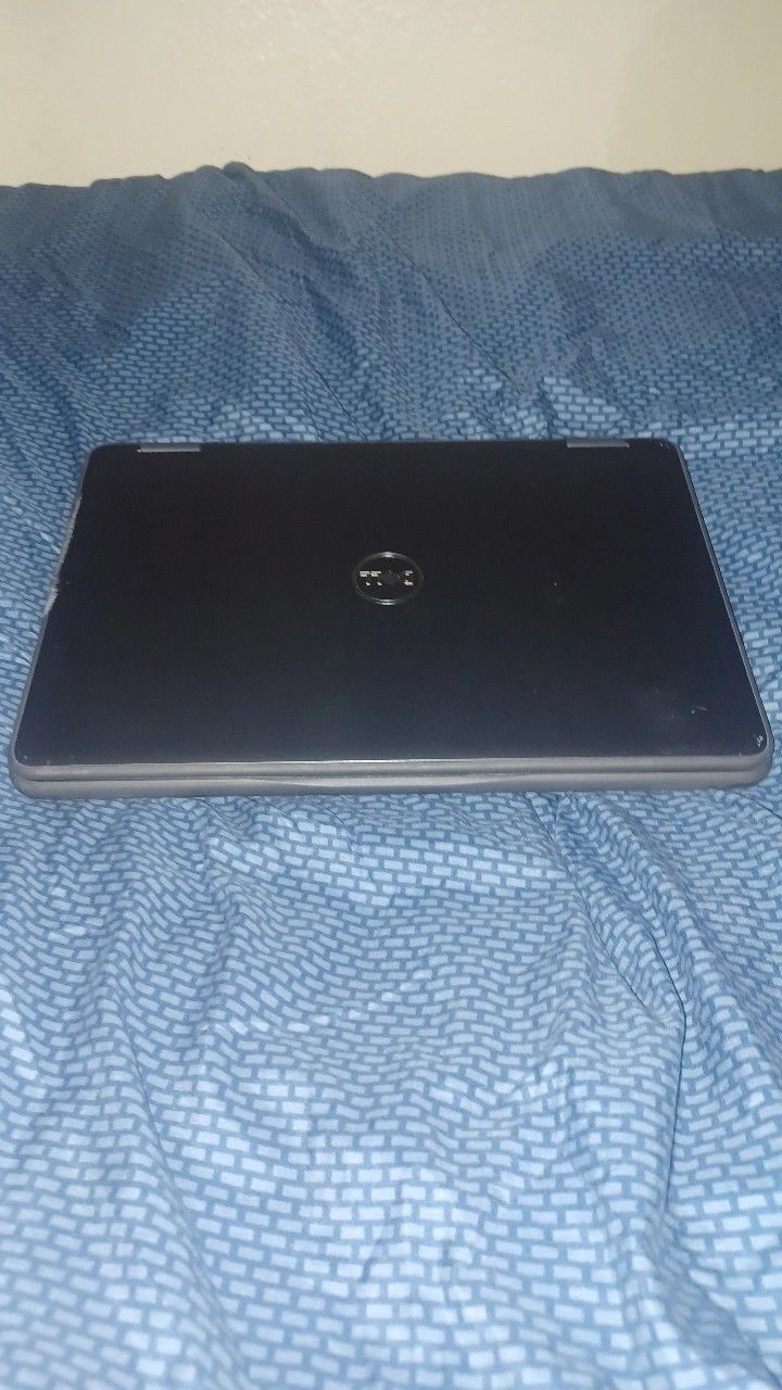 dell laptop with slight crack but still works includes charger for Sale in City Of Industry