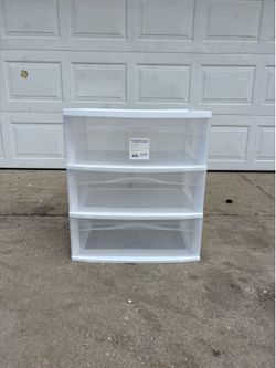 ‼️BRIGHT ROOM 3 DRAWER DRESSER‼️FOR SALE 20$ OR BEST OFFER‼️GOOD CONDITION🚚DELIVERY AVAILABLE🚚
