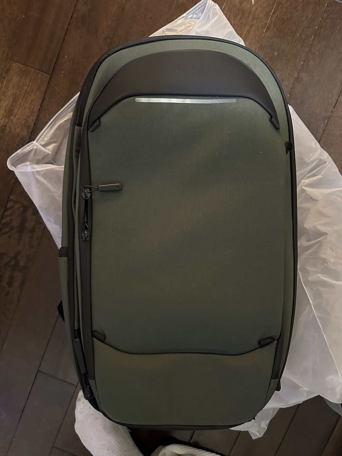 NOMATIC 32L TRAVEL BACKPACK - BRAND NEW