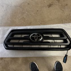 23 Tacoma OEM Grill like New! 