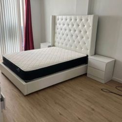 QUEEN SIZE BED AND TWO NIGHTSTANDS  ( MATTRESS NOT INCLUDED) 🆕️ 