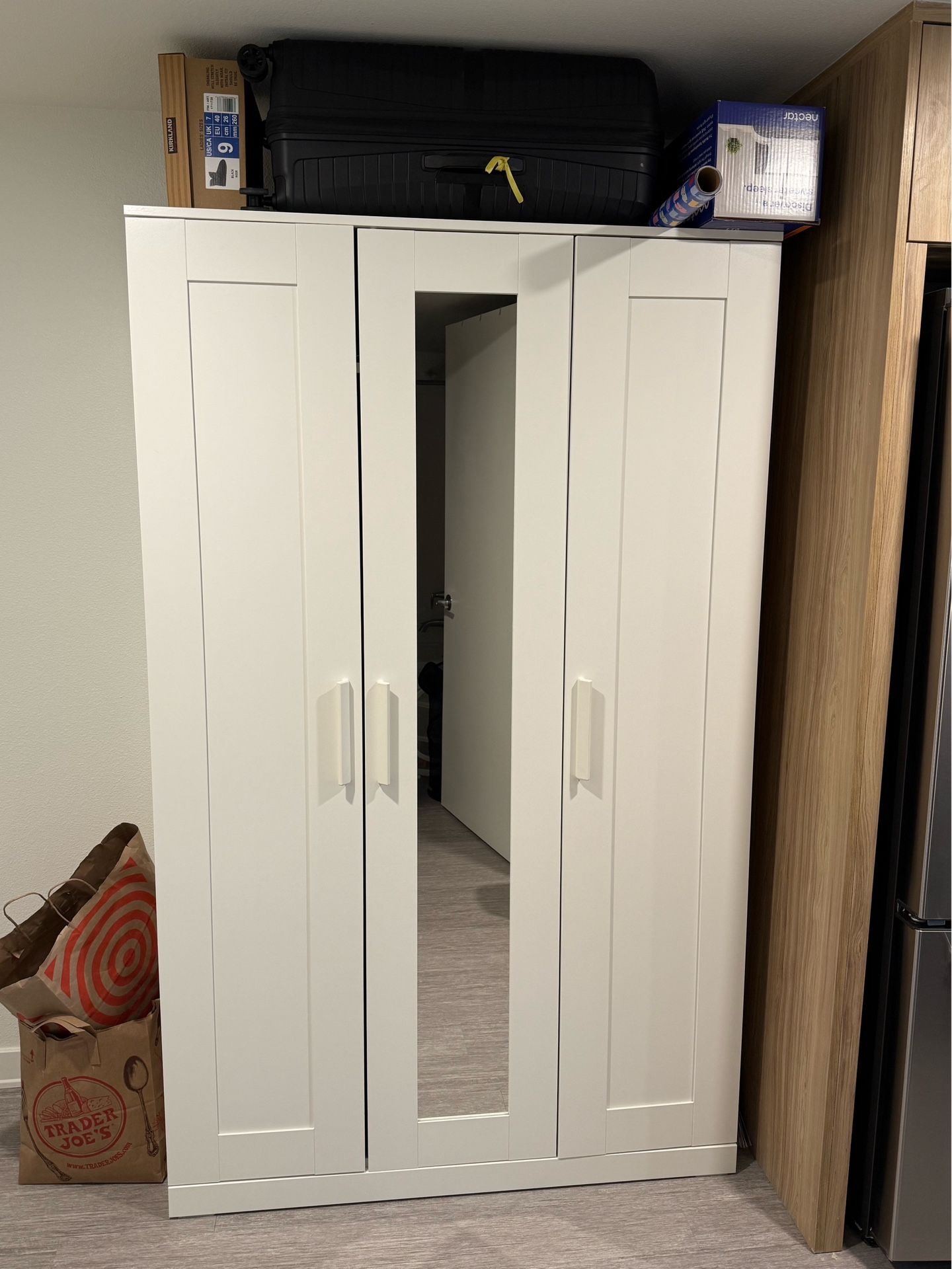 3 Door Wardrobe With Mirror (white)