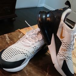 Nike 270 Size 8.5 ( Mens )