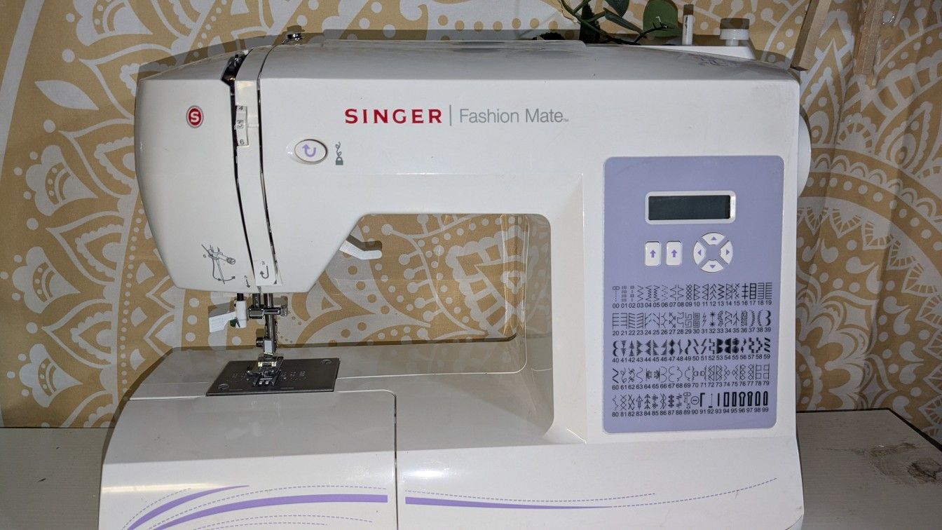 Singer Sewing Machine (Litely Used)