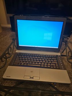 Toshiba Satellite E105-S1402 Laptop