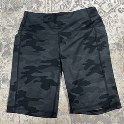 DSG Active Shorts Women's Size M Gray Black Camouflage Stretch Athletic