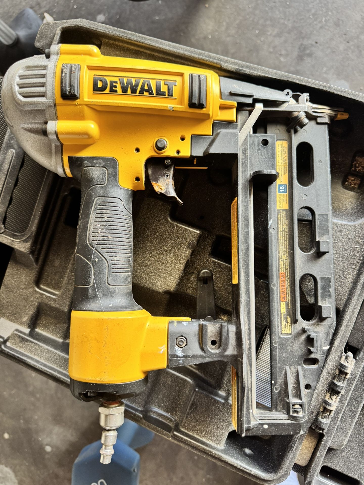 DEWALT Pneumatic Finish Nailer (Air-Powered Nail Gun) – with Case