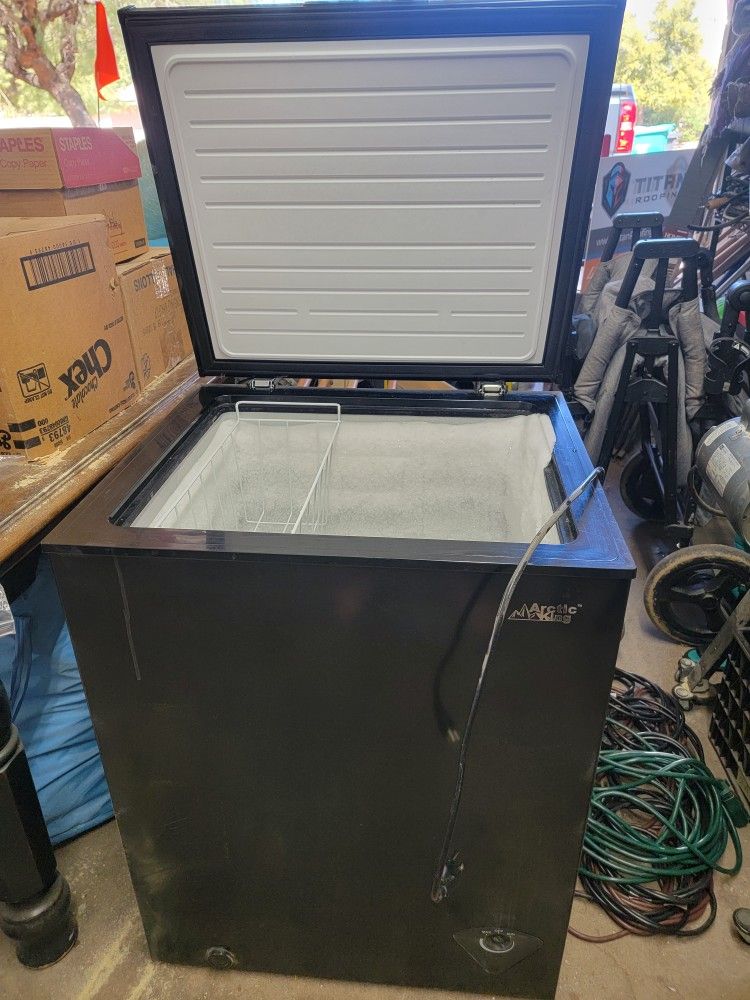 Arctic King 5 cu ft Chest Freezer Black for Sale in Mesa, AZ OfferUp
